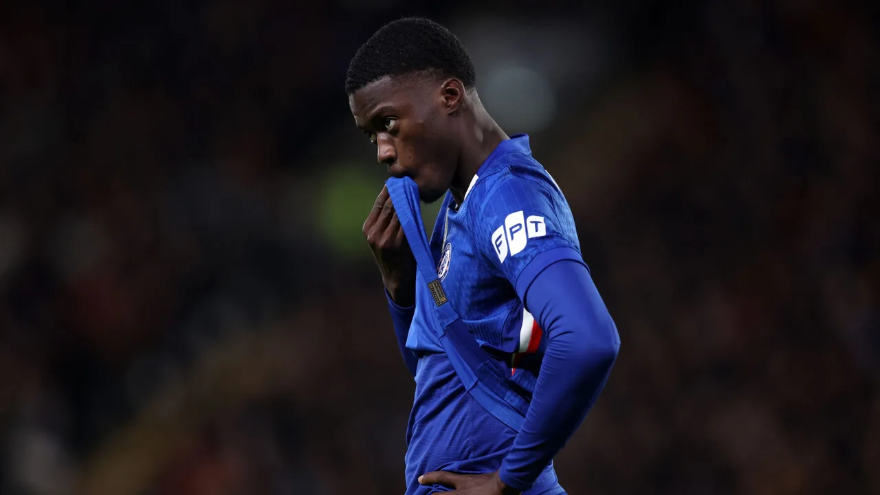 ليام روزينيور يراهن على مستقبل مدافع تشيلسي بعد خطئه مع باريس سان جيرمان